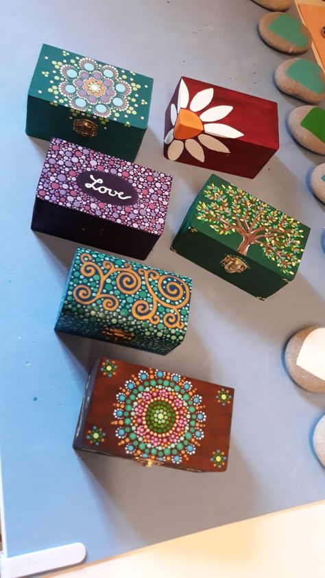 Wood Box Decoration Ideas, Small Painted Boxes Ideas, Black Box Painting Ideas, Box Coloring Ideas, Cute Box Design Painting, Paint Jewelry Box Diy, Small Box Painting Ideas, Painting On Boxes Ideas, Hand Painted Boxes Wood