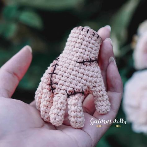 Wednesday Crochet Pattern: Amigurumi Thing FREE Crochet Pattern Halloween Girlande, Crochet Pour Halloween, Halloween Characters, Crochet Supplies, Crochet Decoration, Fun Crochet, Chale Crochet, Crochet Basics, Amigurumi Free Pattern