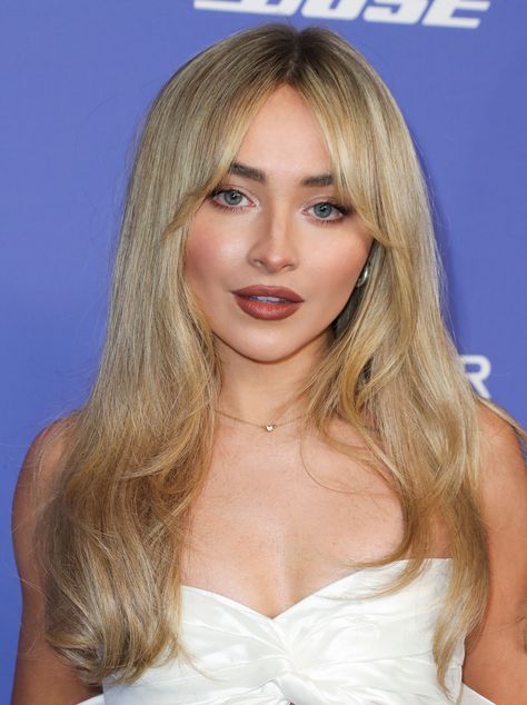 sabrina carpenter Sabrina Carpenter Short Hair, Blonde Celebrities Female, Sabrina Carpenter Face, Sabrina Carpenter 2023, Sabrina Makeup, Blonde Celebrity Hair, Sabrina Carpenter Style, Billboard Women In Music, Hairstyles For Layered Hair