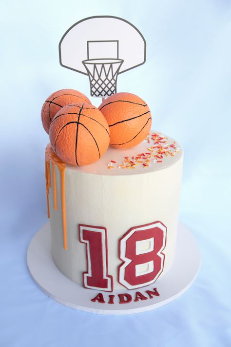 Cake With Basketball Design, 18th Birthday Cake Basketball, Simple Basketball Cake, Basketball Theme Birthday Cake, Basketball Themed Cakes, Basketball Cake Design, Basketball Torte, Drawing On Cake, Basketball Cake Ideas