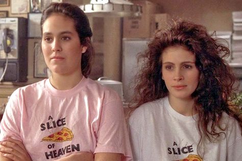 Julia Roberts Mystic Pizza, Julia Roberts Hair, Lili Taylor, Mystic Pizza, How To Be Single Movie, Film Cult, Romantic Comedies, Mother Clothing, Clive Owen