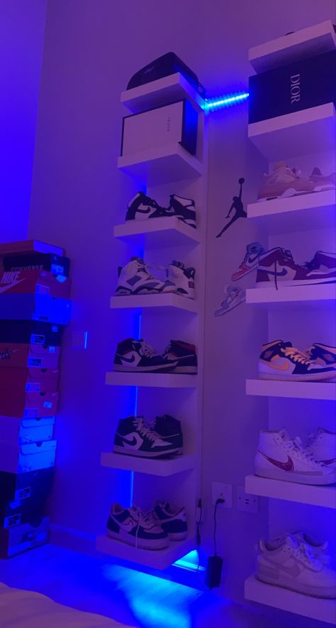 Kick Game Shoe Wall, Floating Shelves Sneakers, Sneaker Wall Aesthetic, Closet Full Of Shoes Aesthetic, Shoe Rack Led, Shoe Wall Bedroom, Jordan Organization, Shoe Collection Aesthetic Room, Sneakers Collection Aesthetic