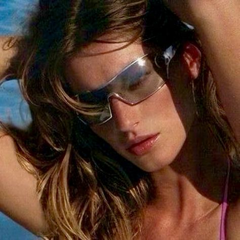 Gisele Bündchen for Dior #uer Vs Supermodels, Models 2000s, Sales Aesthetic, Fotos Y2k, 2000s Dior, Dior 2000s, Model Icons, Runway Design, Model Icon