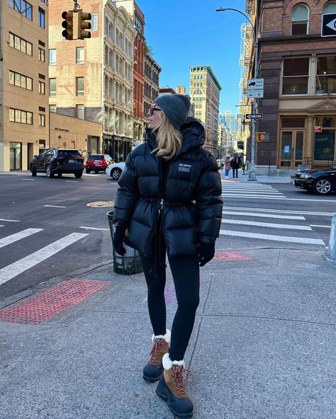 Winter Puffer Jacket Outfits, Outfits With Puffer Jackets, Winter Outfits Puffer Jacket, Puffer Jacket Outfit Winter Style, Outdoor Winter Outfit, Georgina Lennon, Birthday In Nyc, Puffer Jacket Outfits, Puffer Coat Outfit