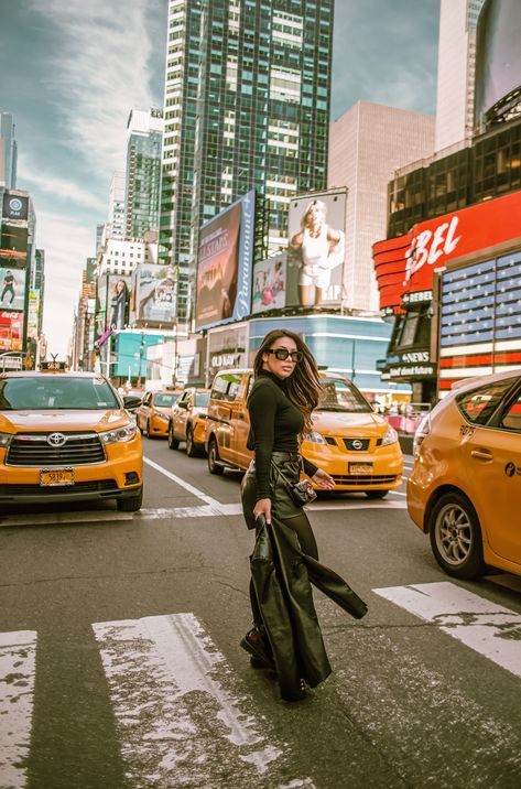 Wall Street Bull Photo Ideas, Nova York City, Times Square Photo Ideas, New York Aesthetic Photos, New York Senior Pictures, Time Square Outfit, Ny Photoshoot Ideas, New York Photoshoot Ideas, New York Poses Photo Ideas