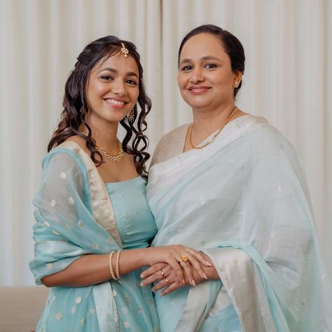 Poses Mother And Daughter, Poses For Mom And Daughter, Pose With Mom, Mother Daughter Photography Poses, Mother Daughter Poses, Samantha In Saree, Daughter Photography, Indian Wedding Poses, Bridal Photography Poses