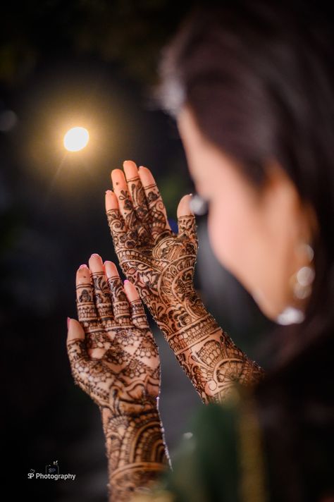 #Mehendi #spphotography Mehndi Shoot Poses, Mehendi Shoot Poses, Mehandi Photo Poses, Mahedi Photo Pose, Mehndi Picture Poses, Mehndi Stills, Mehandi Poses Photography, Mehandi Photoshoot Ideas, Mehndi Poses Photography