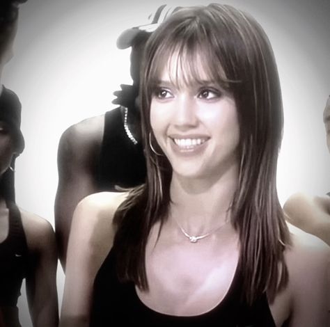 Jessica Alba Aesthetic 90s, Honey Movie Jessica Alba, Jessica Alba In Honey, Jessica Alba Honey Outfits, Honey Daniels Jessica Alba, Honey Movie Aesthetic, 00s Haircut, Honey Movie Outfits, 2000s Bangs