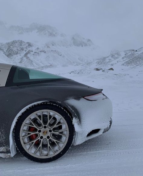 Porsche Garage, Wallpaper Winter, Winter Car, Porsche Classic, Snow Trip, Porsche Macan, Ski Season, Classy Cars, Porsche Panamera