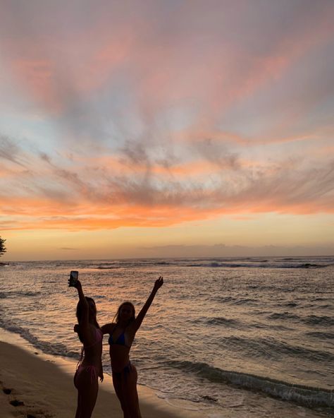 Beach Pic Inspo With Friend, Picture Ideas Vacation Best Friends, Laurencore Aesthetic, Vacation Best Friend, Beach W Friends, Bsf Vacation Pics, Summer Best Friends, Beach Pictures With Friends, Cute Bsf Beach Pictures