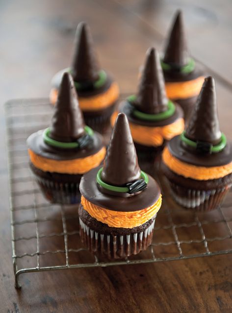 Ricardo's recipe: Witch Hat Cupcakes Halloween Eats, Hat Cupcakes, Halloween Food Dinner, Pop Cakes, Buckwheat Cake, Orange Frosting, Cupcakes Recipes, Spooky Food, Holiday Halloween