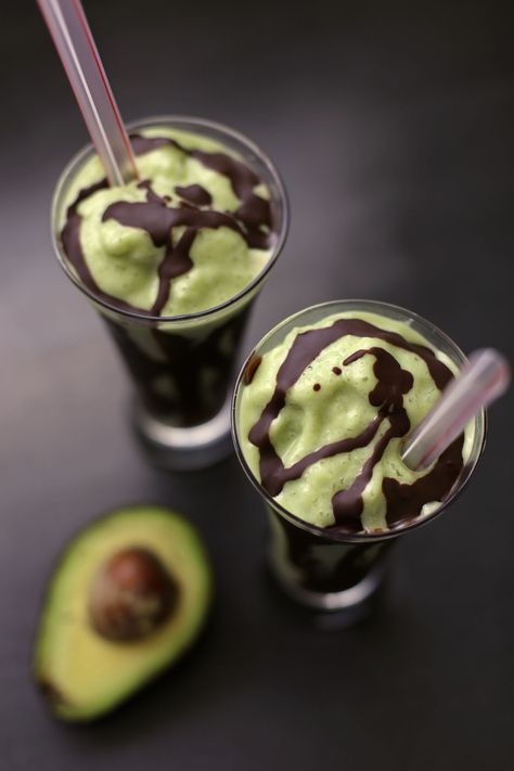 Jus Alpukat (Indonesian Avocado Shake) | This looks really, really good! Avocado Shake, Avocado Juice, Indonesian Desserts, Resep Smoothie, Avocado Chocolate, Indonesian Cuisine, Avocado Smoothie, Flowers Wallpaper, Avocado Recipes