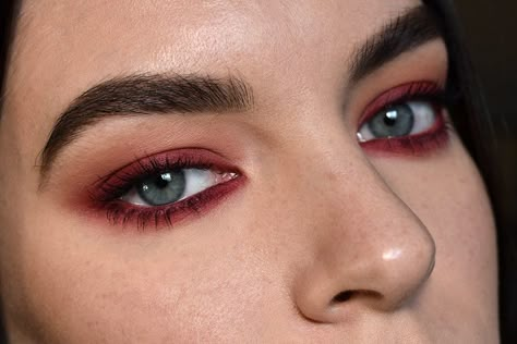 Oxblood (Killer Colours) Hair Flyaways, Eyeliner For Hooded Eyes, Eyeliner Tips, Eyeliner Designs, Red Eyeliner, Red Eye Makeup, Natural Eyeliner, Eyeliner Styles, Hooded Eye Makeup