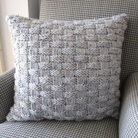 knit basketweave pillow Knitted Cushion Covers, Sweater Pillow, Diy Pillow Covers, Crochet Cushion Cover, Knitted Cushions, Knit Basket, Woven Pillows, Knit Pillow, Crochet Cushions