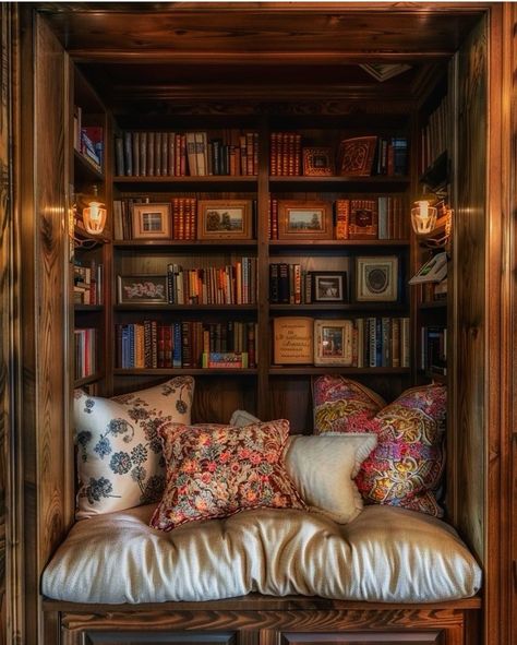 Built In Book Nook, Charm Aesthetic, Diy Dorm, Modern Wooden House, House Coastal, Reading Space, Wooden House Design, Bedroom Nook, Dorm Wall Decor