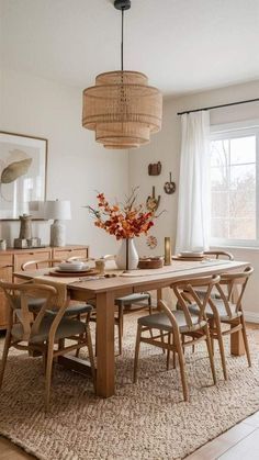 Autumn Dining Room Decor, Modern Boho Dining Room, Dining Table Settings, Boho Dining Room Decor, Fall Dining Table Decor, Warm Dining Room, Townhouse Ideas, Fall Dining Table, Elegant Dining Table