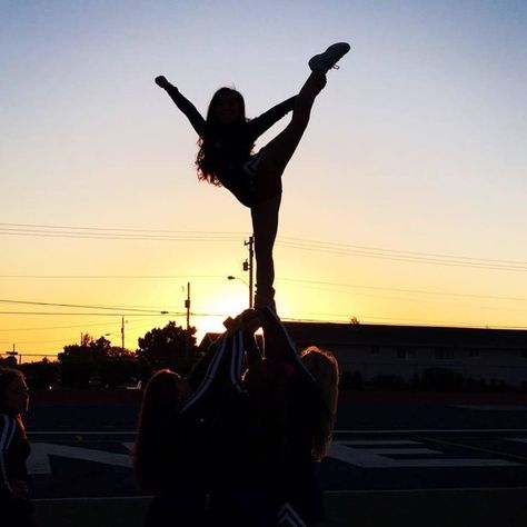 Cheer Photo Poses, Cheer Photo, Cheer Flyer, Cheer Team Pictures, Cheer Photography, Cheerleading Photos, Cute Cheer Pictures, High School Cheer, Cheers Photo