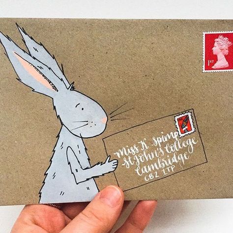 62 Likes, 3 Comments - UK Letterers (@ukletterers) on Instagram: “Ok @mimiandtheduck ... could you have made cuter envelope art?! Hands up if you want one tooooo!…” Snail Mail Envelopes Ideas, Decorate Envelope Ideas, Letter Writing Ideas, Snail Mail Envelopes, Snail Mail Art, Mail Art Envelopes, Cute Envelopes, Envelope Lettering, Decorated Envelopes