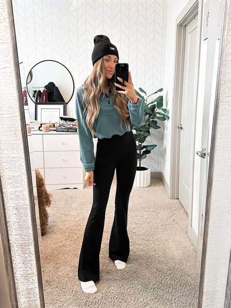 Groove Pants Outfit Lululemon, Ribbed Flared Leggings Outfit, Mini Flare Leggings Outfit, Flare Jumpsuit Outfit, Black Flared Pants Outfit Winter, Split Flare Leggings Outfit, Lulu Flare Leggings Outfit, Lululemon Groove Pants Outfit, Black Flare Leggings Outfit Winter