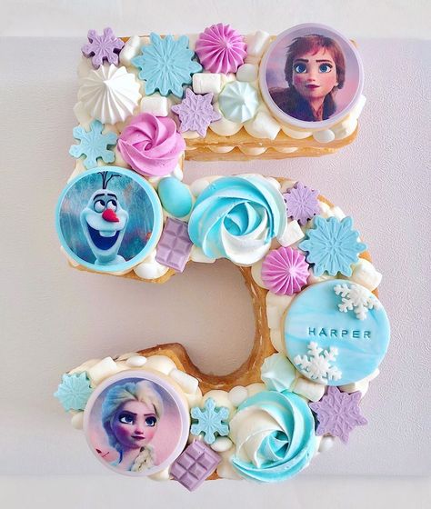 • Deni • on Instagram: “Into the unknowwwwn ❄️💜💙🤍 . . . . . . . #frozennumbercake #frozencake #frozen2 #frozenparty #frozentheme #numbercake #smbc #cakestagram…” Number 3 Frozen Cake, Frozen Themed Cupcakes, Frozen Number Cake, Number Cookie Cake, Frozen Cupcake Cake, Elsa Torte, Frozen Birthday Party Cake, Frozen Themed Birthday Cake, 4de Verjaardag