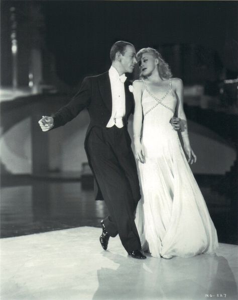 Ginger Rogers and Fred Astaire dancing to Never Gonna Dance in Swing Time Fred Astaire And Ginger Rogers, Fred Astaire Dancing, Classic Film Noir, Vintage Movie Stars, Fred And Ginger, Hollywood Costume, Black And White Movie, Ginger Rogers, Katharine Hepburn