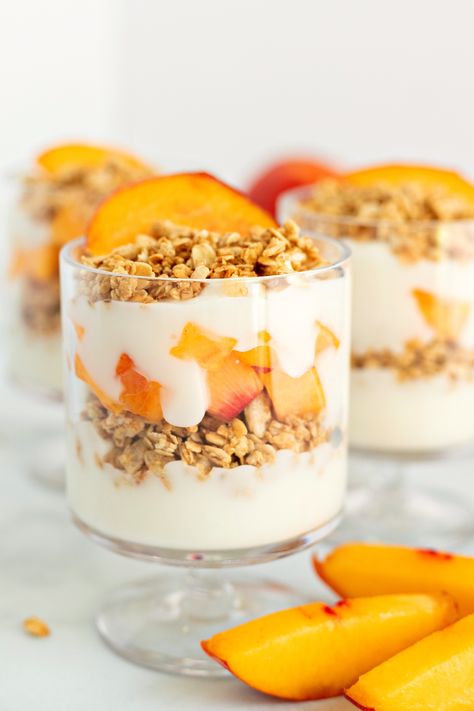 Fresh Peach Granola and Yogurt Parfait Peach Granola, Breakfast Parfait, Refreshing Breakfast, Granola Parfait, Creamy Yogurt, Parfait Breakfast, Parfait Recipes, Granola Breakfast, Crunchy Granola