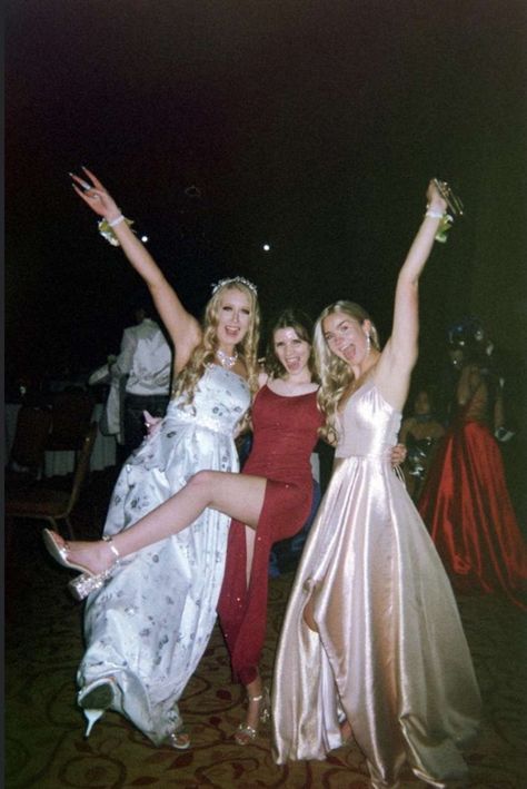 Prom Inspiration Pictures, Cool Prom Poses, Awkward Prom Poses, Prom Pictures At Night, 3 People Prom Pictures, Formal Inspo Pics, Prom Dancing Aesthetic, Fun Prom Poses, Dancing At Prom