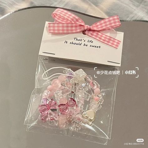 Pink Packaging Aesthetic, Packaging An Order, Beads Packaging Ideas, Keyring Packaging, Keychain Packaging, Aesthetic Packaging, Accessories Packaging, Packaging Ideas Business, Small Business Packaging Ideas