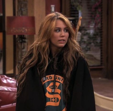 Hannah Montana Hair, Long Layers Wavy Hair, Layers Wavy Hair, Miley Cyrus Long Hair, Miley Cyrus Brown Hair, Miley Cyrus Hair, Brown Hair Color Shades, Channel Outfits, Goal In Life