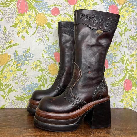 RARE VTG 90s El Dantes Chunky Platform Tall Boots 🤎SOLD🤎 •normal wear, some scuffs on leather! there is one spot on the sole that might… | Instagram Leather Boots Chunky, El Dantes Boots, Platform Boots Outfits, Platform Boots Aesthetic, Chunky Brown Boots, Red Platform Boots, Platform Boots Outfit, Funky Boots, Eccentric Shoes