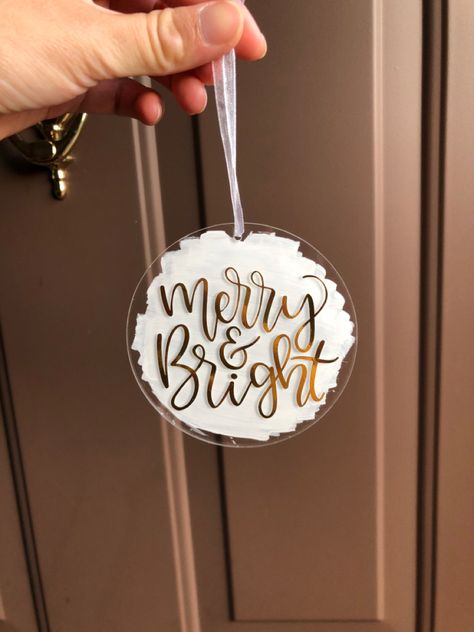 Diy Ornaments Vinyl, Cricut Vinyl Ornaments, Ornament Ideas Vinyl, Cricut Name Ornaments, Circuit Holiday Projects, Christmas Cricut Ornaments Diy, Diy Vinyl Christmas Gifts, Cricut Tree Ornaments, Christmas Ornaments Using Cricut