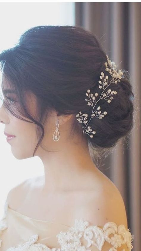 Hair Accessories For Updos, Reception Bun Hairstyles Indian, Hair Accessories For Gown, Hair Styles For Gowns Indian, Hair Styles Juda Wedding Indian, Hair Bun With Accessories, Saari Hairstyles Hair, Engagement Hairstyles For Saree Short Hair, Reception Hairstyles For Gown