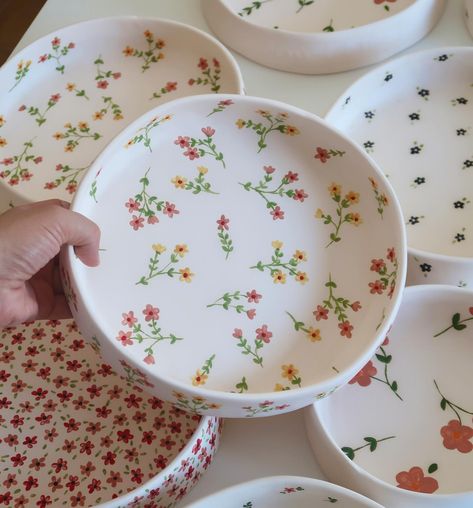 Adorable bowls🎀 ready to be glazed 🩵✨ • • • • • #handmadewithlove #clayartist #ceramicartist #pottersofinstagram #potterylife #ceramicdrawing #ceramicflowers #cuteceramic #cuteceramics #handmadeceramics #potterypainting #potterydrawing #handmadebowls #bowl #bowls Ceramic Painted Flowers, Paint A Pot Plate Ideas, Pottery Bowl Painting Ideas Flower, Creative Pottery Painting Ideas, Pottery Painting Plate Flowers, Flower Pottery Bowl, Painting On Bowls Ideas, Ceramic Painting Bowls, Poterry Painting Bowl