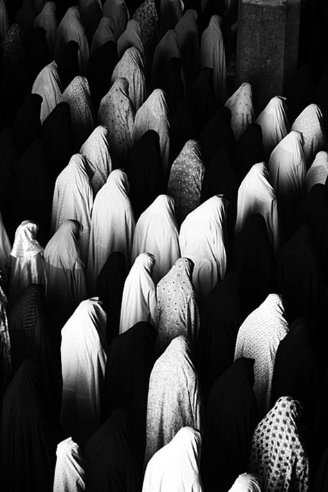 Muslim women praying People In Black And White, Mekka Islam, Iranian Women, People Of The World, 인물 사진, Makkah, Photojournalism, Muslim Women, White Photography