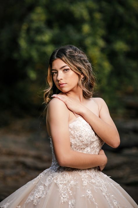 Quince Accessories, Quince Poses, Quince Picture Ideas, Quinceañera Photoshoot Ideas, Quince Photoshoot Ideas, Pre Debut Photoshoot, Quince Photoshoot, Princess Photoshoot, Prom Photography Poses