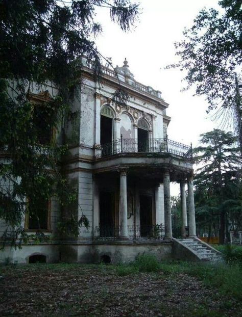 Louisiana swamp home. They have such a creepy, beautiful feel to them. Old Mansions, Abandoned Castles, Southern Gothic Aesthetic, Old Southern Homes, Louisiana Swamp, Creepy Houses, Gothic Novel, Old Abandoned Houses, Abandoned House