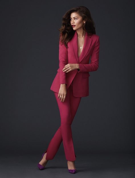 Job Interview Outfits, Business Portraits Woman, Job Interview Outfit, Interview Outfits, Zendaya Outfits, Headshots Women, Zendaya Style, Business Photoshoot, Pink Suit