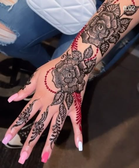 Black henna
Red henna
Eid henna inspo Henna Sleeve, Cute Henna Designs, Cute Henna Tattoos, Henna Style Tattoos, Henna Inspo, Red Henna, Henna Nails, Henna Inspired Tattoos, Cute Henna