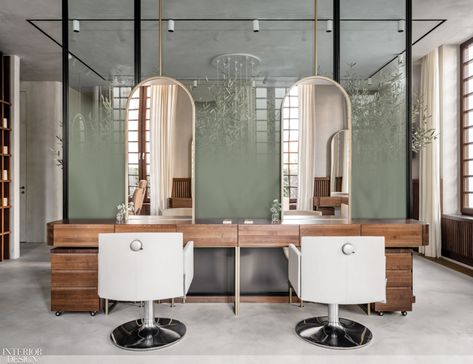 Hair Salon Stations, Oak Windows, Spa Interior Design, Hair Salon Design, Hair Salon Interior, Salon Suites Decor, Salon Stations, Barber Shop Decor, Sport Shop