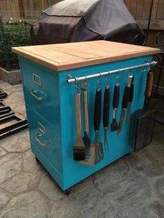 This might be one of the greatest repurposes of all time! Junk filing cabinet turned classy grill cart! Find the instructions here: http://www.curbly.com/users/chrisjob/posts/11145-make-a-rolling-kitchen-cart-from-an-old-filing-cabinet (Photo and repurpose by Debra Elliot) Gerobak Dorong, Cabinet Makeover, Kitchen Roll, Trendy Kitchen, Organizing Ideas, Redo Furniture, Old Furniture, Kitchen Cart, Upcycled Furniture