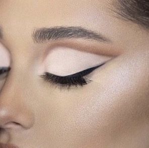 Ariana Grande Make Up Look, Ariana Grande Eye Makeup, Ariana Grande Makeup Looks, Ariana Grande Eyeliner, Ariana Grande Make Up, Ariana Makeup, 60s Cat Eye, Eyeliner Inspiration, Ariana Grande Makeup