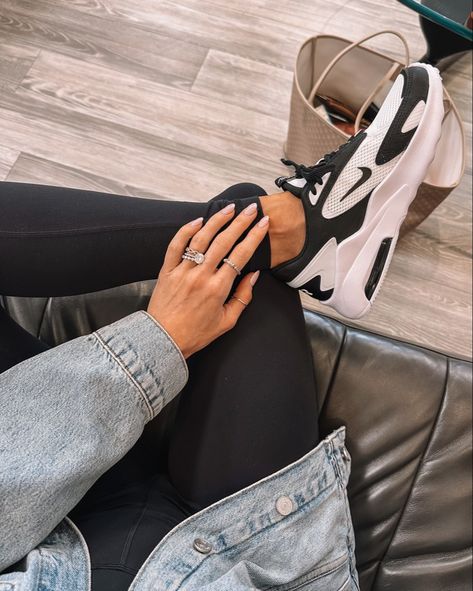 Black Nikes Women Outfit, Black And White Nike Shoes Outfit, Black And White Tennis Shoes, Black And White Sneakers Women, Womens Black Sneakers, Nike Zoom 2k, White Shoes Outfit, Black White Sneakers, Mom Shoes