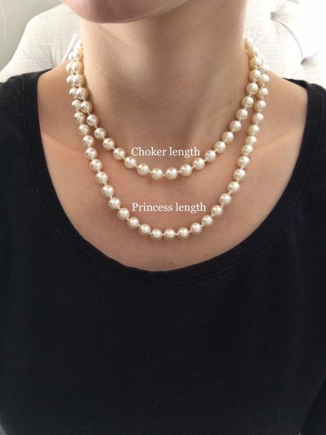 Long Pearl Necklace Outfit, How To Wear A Pearl Necklace, Classy Manicure, Pearl Necklaces Modern, Pearl Necklace Outfit, Preppy Necklaces, Big Pearl Necklace, Pearl Bouquet, Long Pearl Necklace