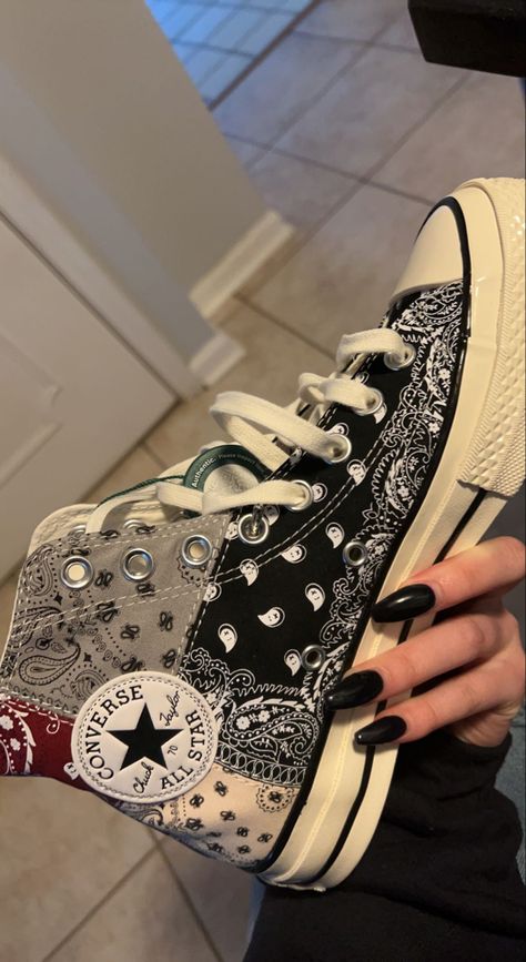 Cute Converse Shoes, Tenis Converse, Grunge Shoes, Cute Converse, Custom Shoes Diy, Shoe Wishlist, Estilo Rock, Shoes Outfit Fashion, Embroidered Shoes