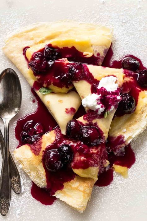 A delicious custard filling crepe recipe with a simple blueberry sauce to go with it. Great for breakfast or dessert. Crepe Recipes Filling, Football Brunch, Crepe Recipe Filling, Crespelle Recipe, Crepes Recipe Breakfast, Filled Crepes, Crêpe Recipe, Cream Crepes, French Crepe Recipe