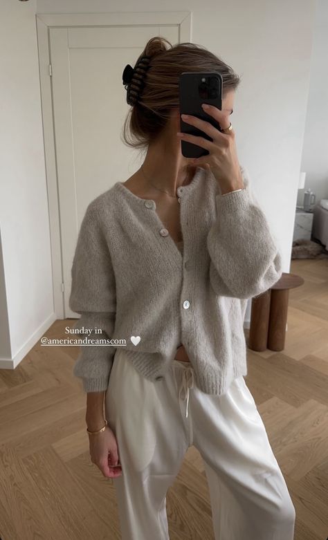 Wfh Outfits Fall, Oversized Beige Sweater Outfit, Soft Cardigan Outfit, Elevated Sweatshirt Outfit, Lounge Fall Outfits, Cosy Autumn Outfits, Aussie Winter Outfits, Comfy Autumn Outfits, Lounge Wear Chic