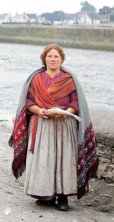 Galway shawl on fish seller, Claddagh, Galway, Ireland, 1905. Scottish Cultural Clothing, Irish Clothes Traditional, Traditional Irish Clothing Woman Ireland, Medieval Scotland Clothing, Galway Shawl, Historical Irish Clothing, Irish Clothes, Traditional Irish Clothing, Medieval Scotland