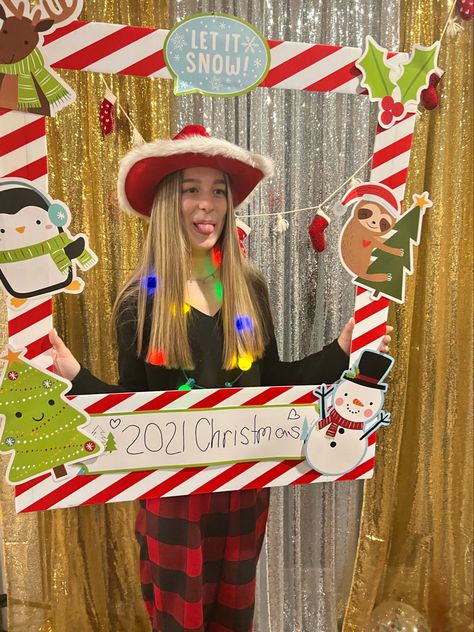 Christmas Photo Drop, Diy Christmas Selfie Station, Christmas Photo Spot Ideas, Diy Christmas Picture Backdrop Ideas, Christmas Picture Wall Decorating Ideas, Santa Photoshoot Ideas, Holiday Photo Booth Ideas, Christmas Studio Decor, Photobooth For Christmas