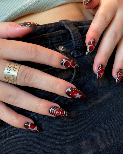 Red And Chrome Acrylic Nails, Trendy Edgy Nails, Dark Red Nails With Black Design, Red And Metallic Nails, Cool Edgy Nails, Red And Black Chrome Nails Designs, Red Y2k Nails Almond, Dark Trendy Nails, Dark Red Nails Ideas Art Designs