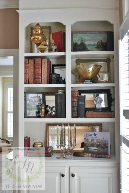 Brilliant Mirrored Bookcases Mirror In Bookshelf, Mirrors On Bookshelves, Mirror Bookshelf, Dream House Laundry Room, Bookcase Arrangements, Organizing Bookshelves, Bookshelves Styling, Bookshelves Display, Salons Cottage